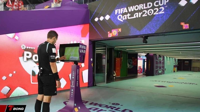 Khảo sát cho thấy NHM cho rằng VAR khiến các trận bóng giảm hấp dẫn